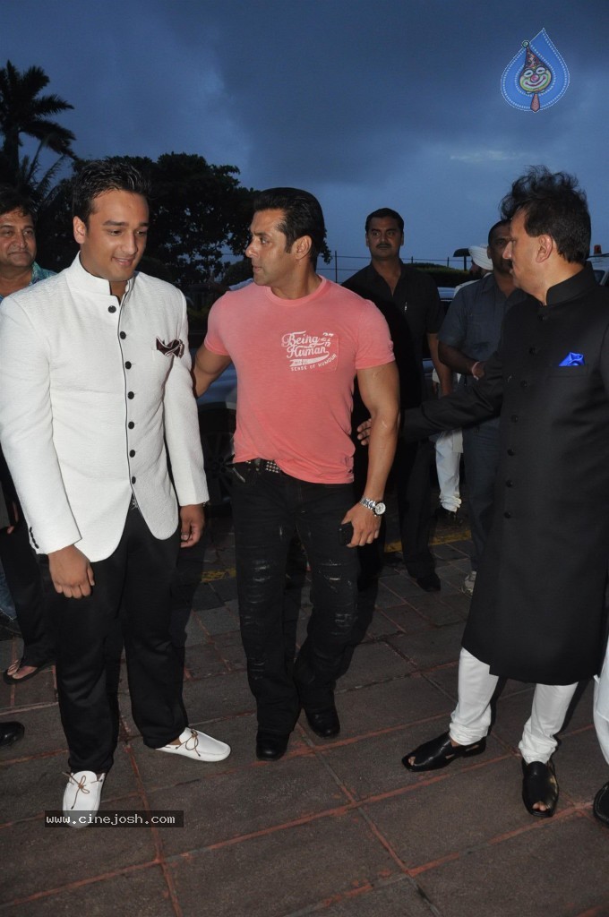 Celebs at MLA Baba Siddiqui Iftar Party - 84 / 86 photos