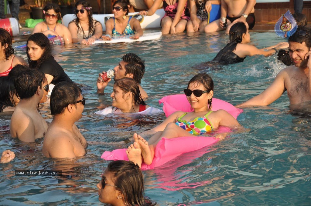 Celebs at MTV Indias Poolside Party - 13 / 40 photos