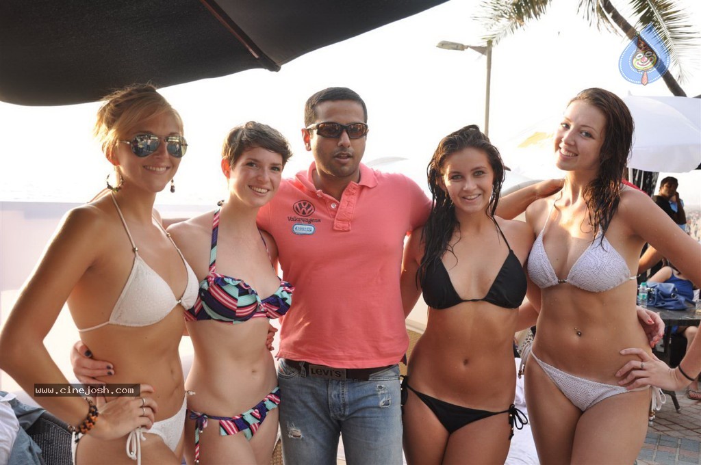 Celebs at MTV Indias Poolside Party - 27 / 40 photos