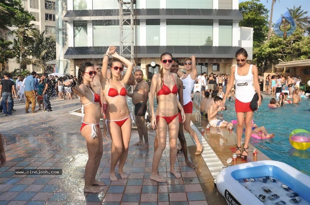 Celebs at MTV Indias Poolside Party - 29 / 40 photos