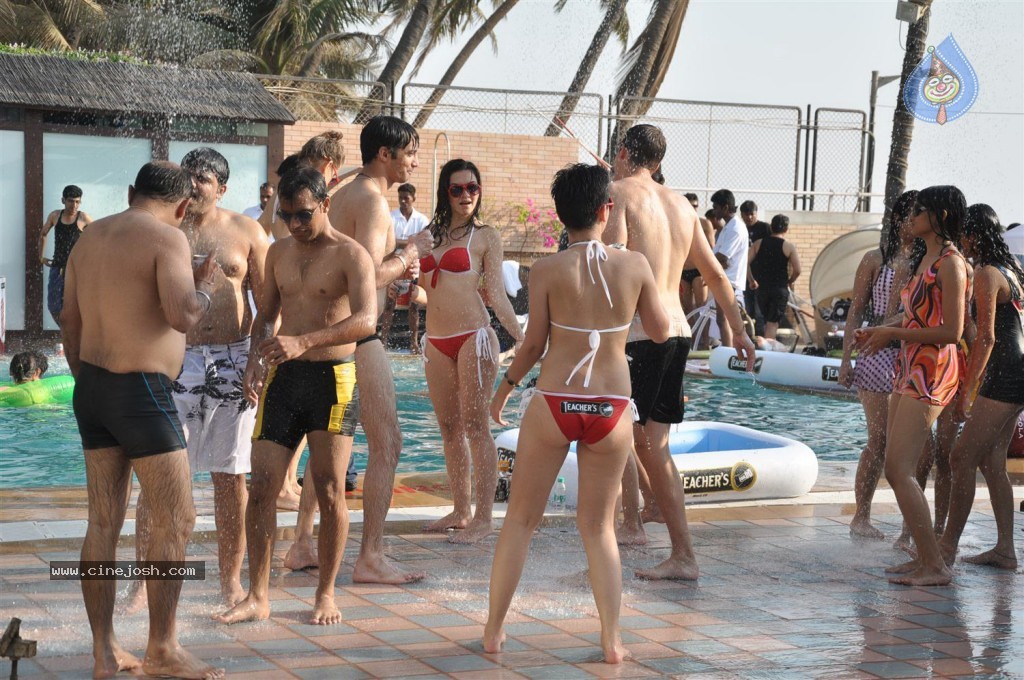 Celebs at MTV Indias Poolside Party - 34 / 40 photos