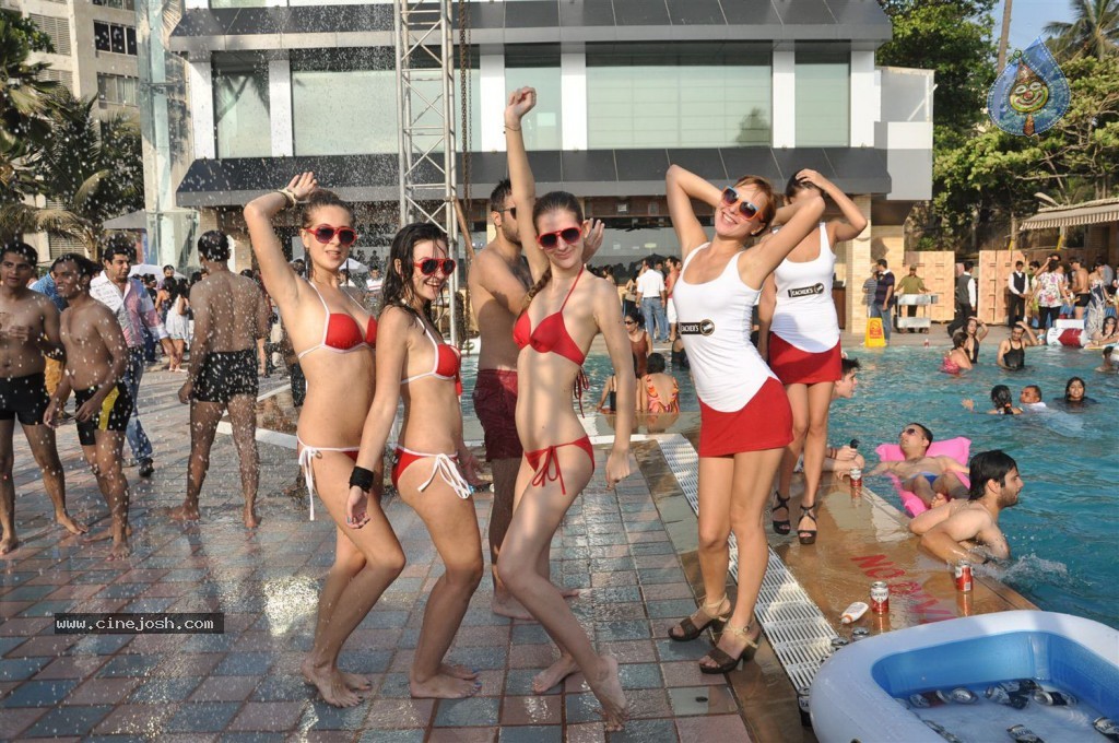 Celebs at MTV Indias Poolside Party - 39 / 40 photos