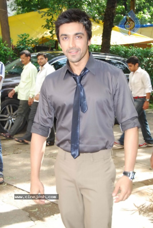 Celebs at Muhurat of Film Double Dhamaal - 33 / 102 photos