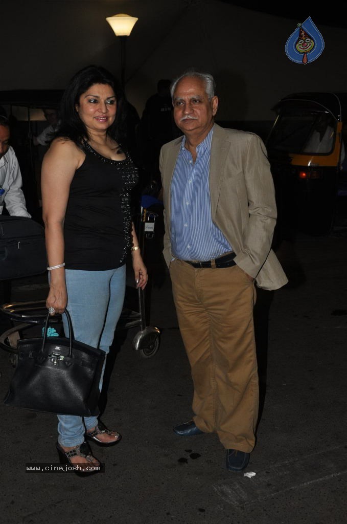 Celebs at Mumbai Airport - 6 / 23 photos
