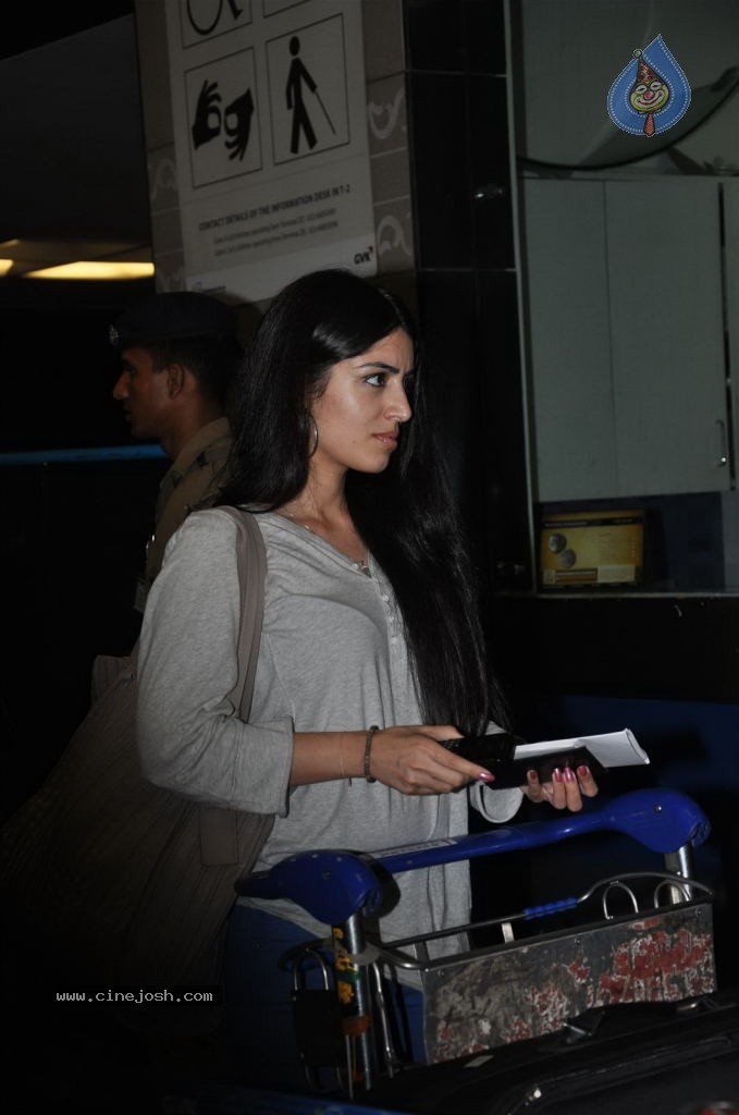 Celebs at Mumbai Airport - 19 / 23 photos