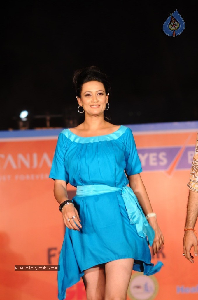 Celebs at NGO Beti Fashion Show - 6 / 36 photos