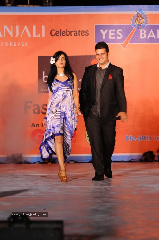 Celebs at NGO Beti Fashion Show - 9 / 36 photos