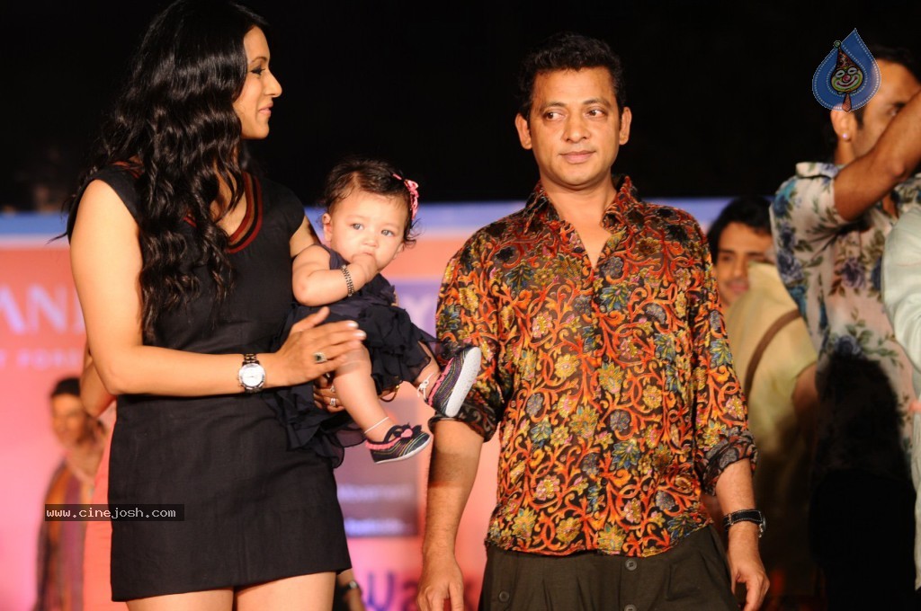 Celebs at NGO Beti Fashion Show - 10 / 36 photos