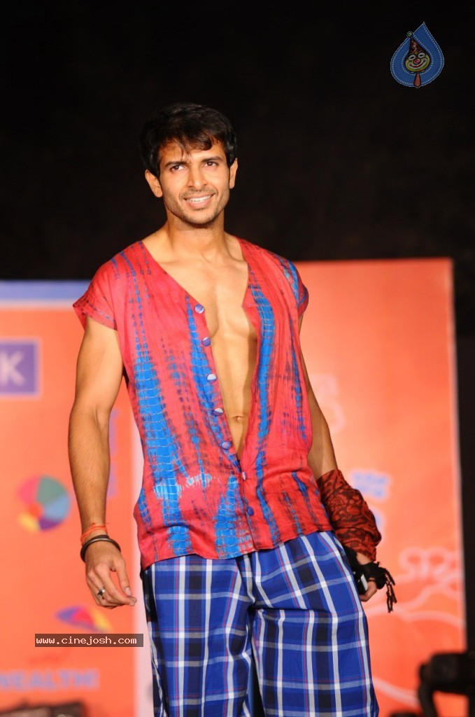 Celebs at NGO Beti Fashion Show - 13 / 36 photos