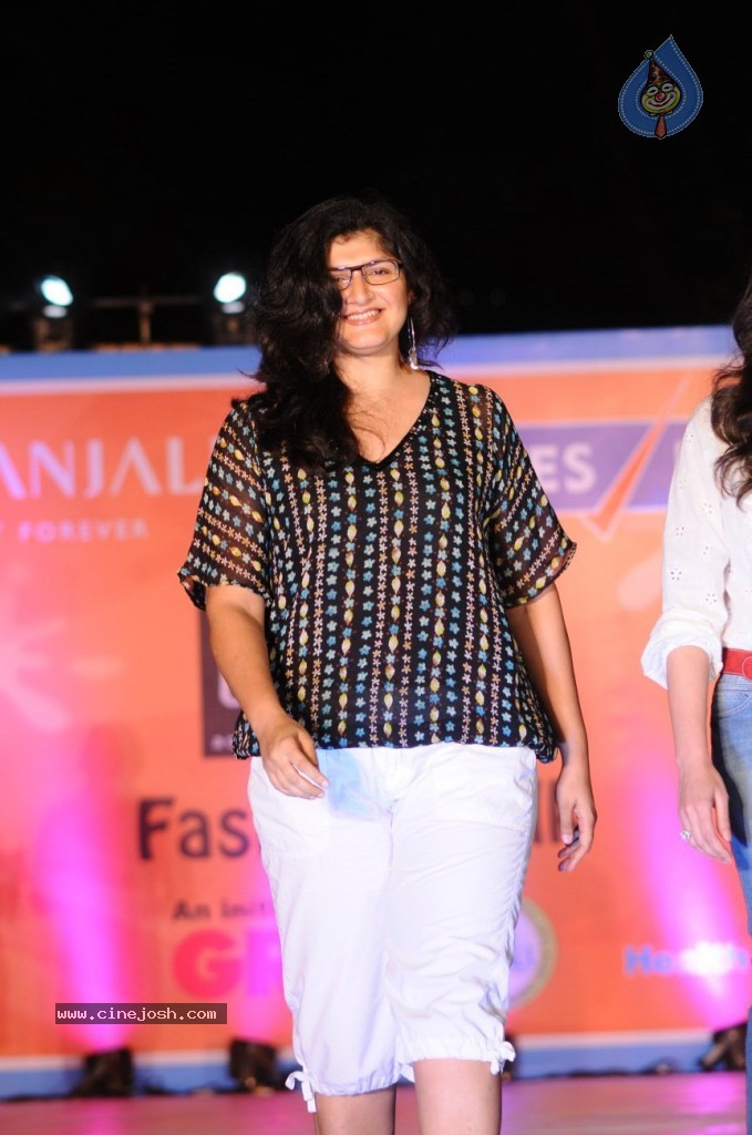 Celebs at NGO Beti Fashion Show - 14 / 36 photos