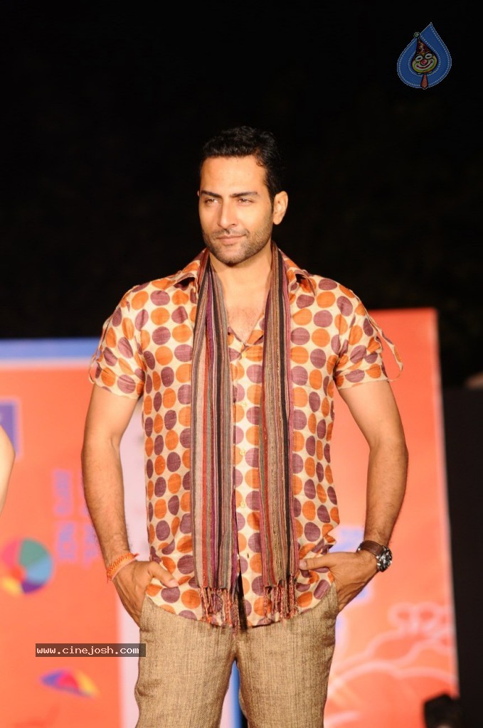 Celebs at NGO Beti Fashion Show - 30 / 36 photos