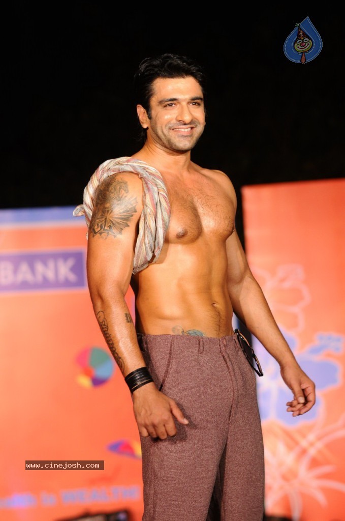 Celebs at NGO Beti Fashion Show - 31 / 36 photos