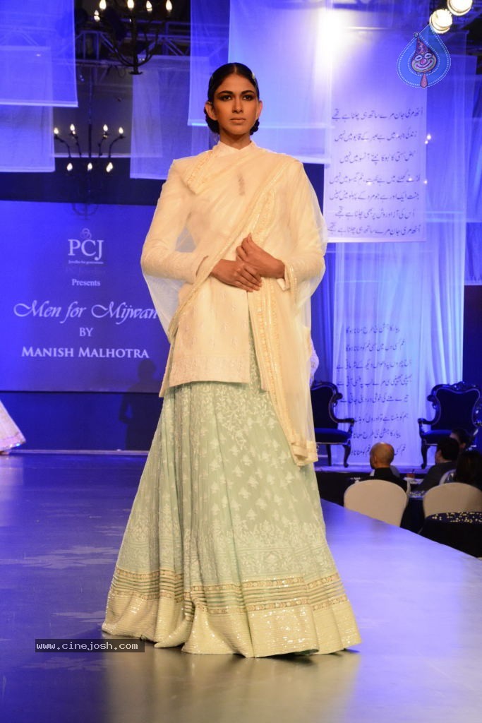 Celebs at NGO Mijwan Fashion Show - 25 / 65 photos