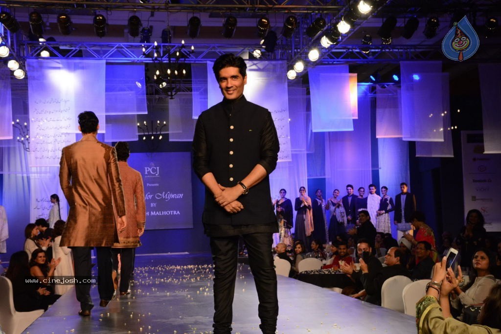 Celebs at NGO Mijwan Fashion Show - 38 / 65 photos