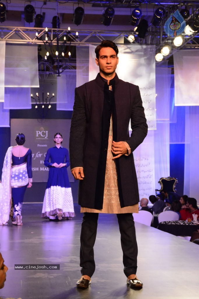 Celebs at NGO Mijwan Fashion Show - 42 / 65 photos