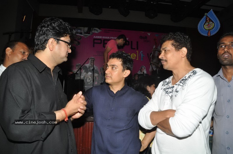 Celebs at Peepli Live play the drum song Performance's Event - 17 / 75 photos