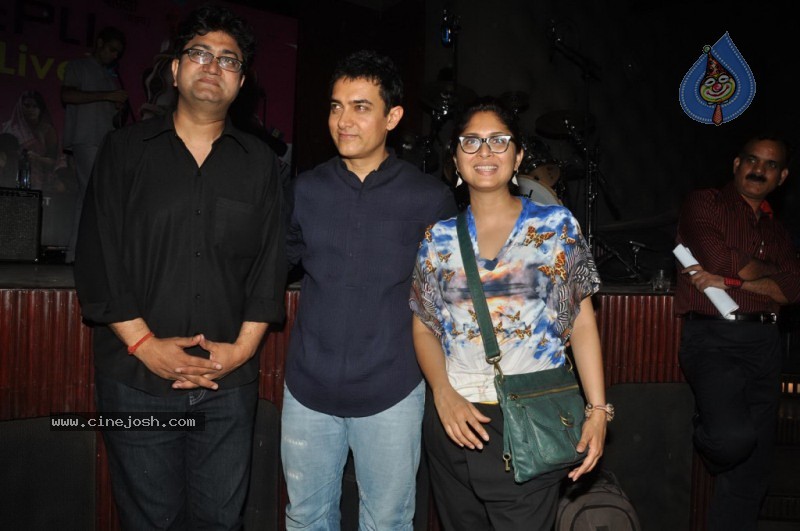 Celebs at Peepli Live play the drum song Performance's Event - 21 / 75 photos