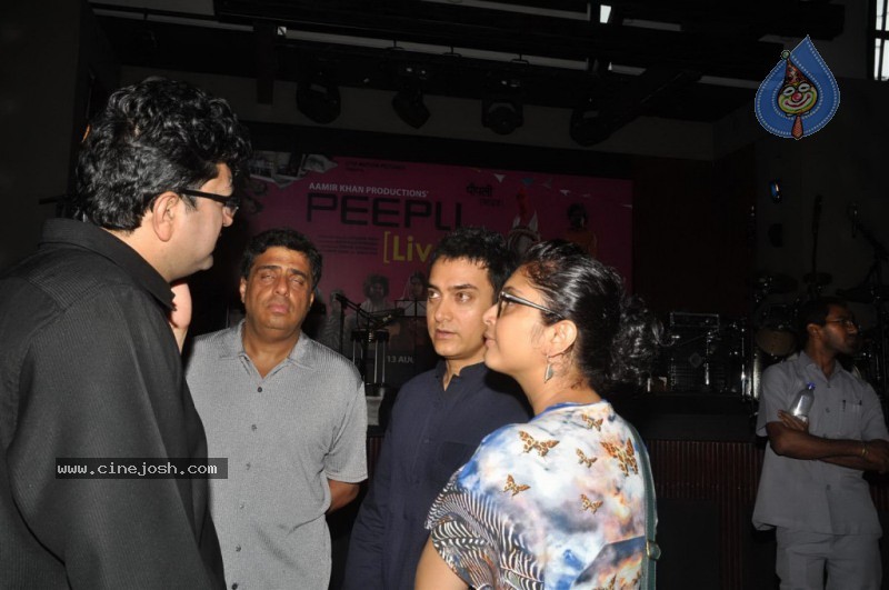Celebs at Peepli Live play the drum song Performance's Event - 32 / 75 photos