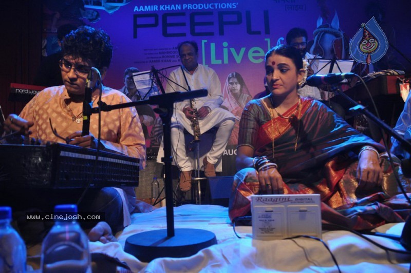 Celebs at Peepli Live play the drum song Performance's Event - 44 / 75 photos