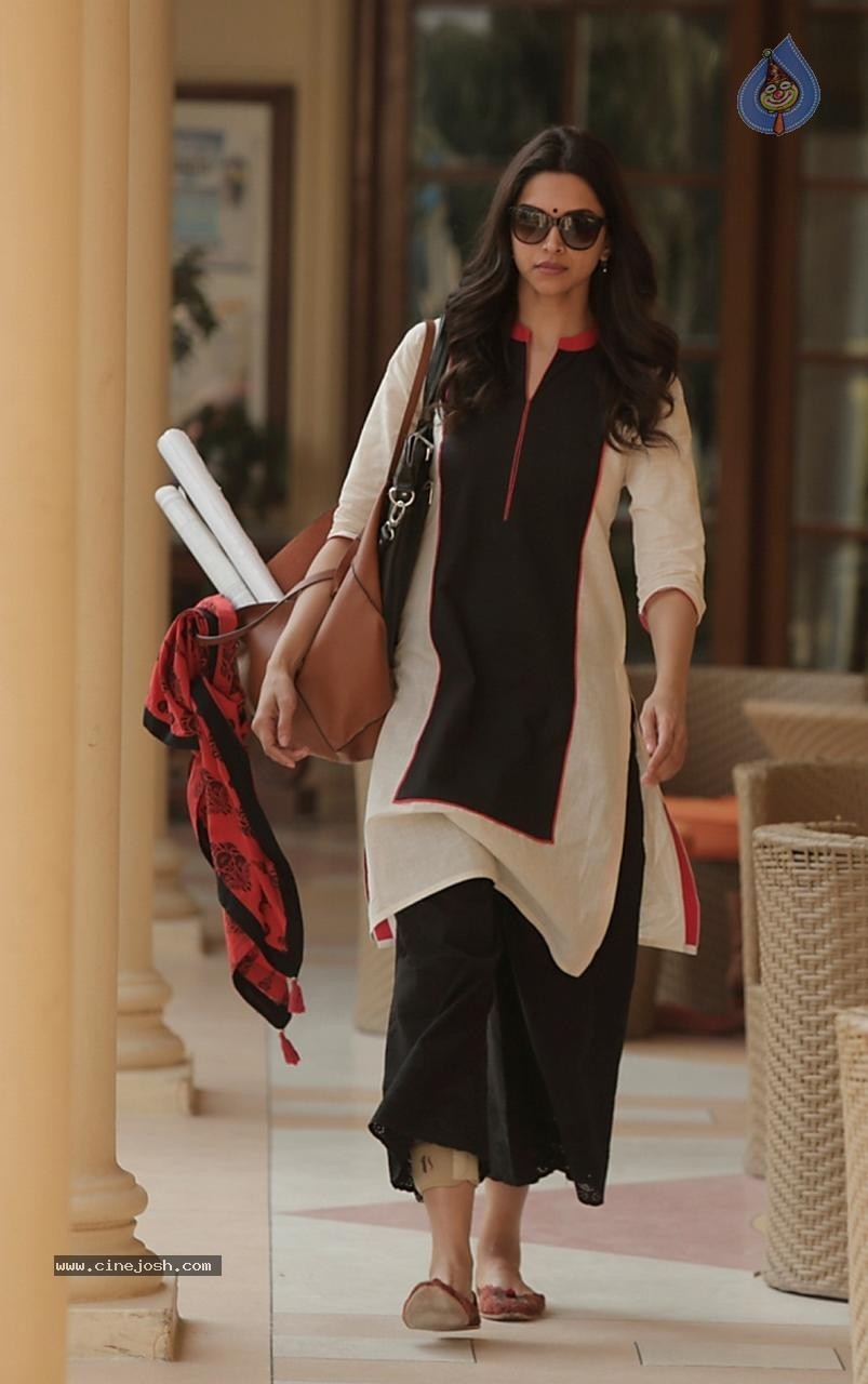 Celebs at Piku Film Trailer Launch - 18 / 64 photos