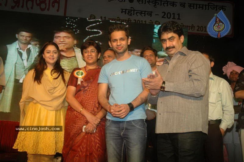 Celebs at Politco Sanjay Dina Patil Cultural Event - 18 / 38 photos