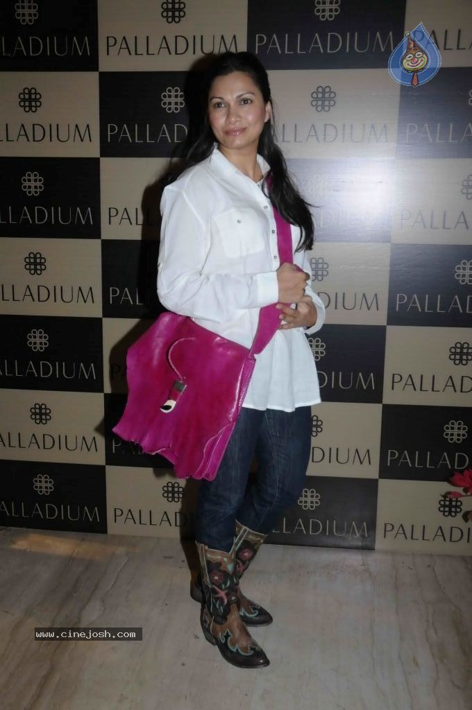 Celebs at Pre Xmas Launch Event - 13 / 34 photos
