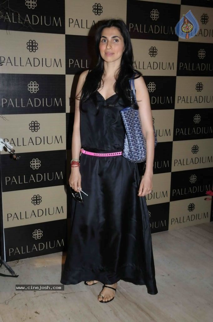 Celebs at Pre Xmas Launch Event - 18 / 34 photos