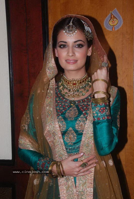 Celebs at Ritu Kumar Fashion Show - 25 / 80 photos