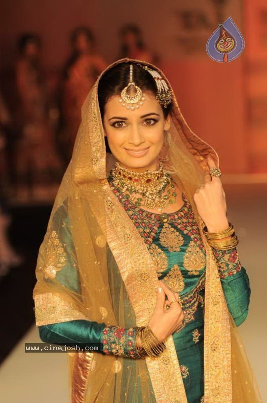 Celebs at Ritu Kumar Fashion Show - 28 / 80 photos