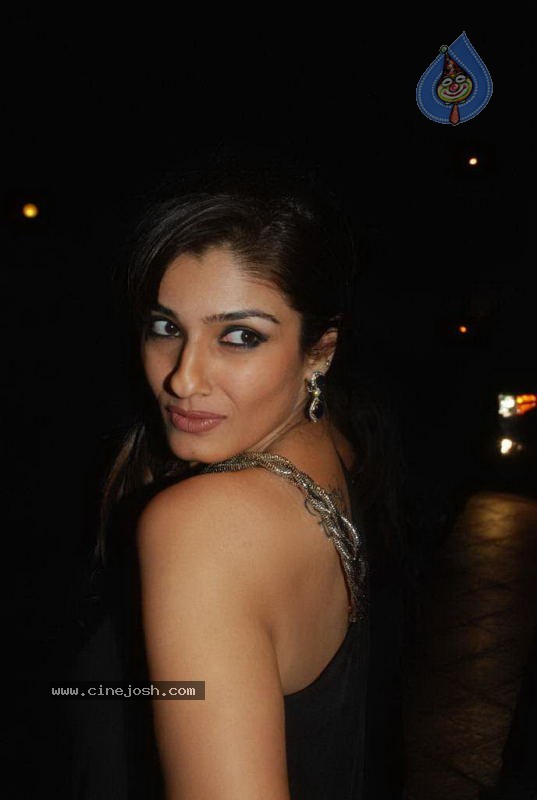 Celebs at Ritu Kumar Fashion Show - 31 / 80 photos