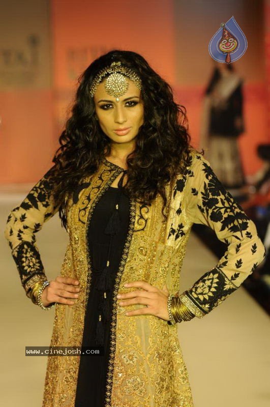 Celebs at Ritu Kumar Fashion Show - 56 / 80 photos