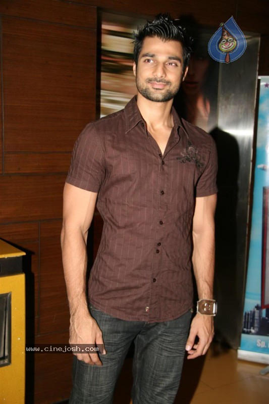 Celebs at Salt Movie Premiere - 25 / 50 photos