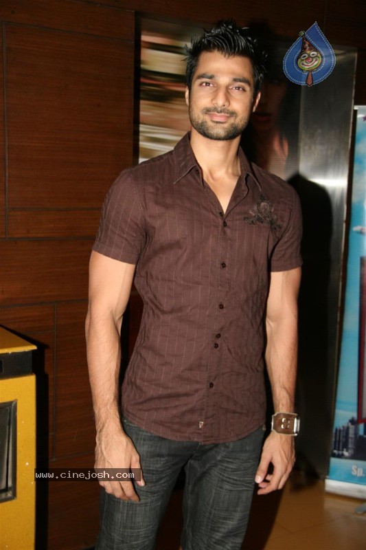 Celebs at Salt Movie Premiere - 28 / 50 photos