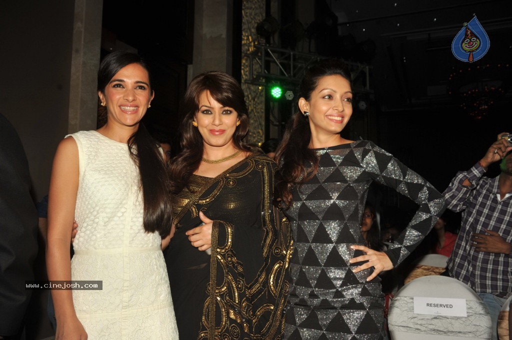 Celebs at Samsung Galaxy S4 Launch - 30 / 58 photos