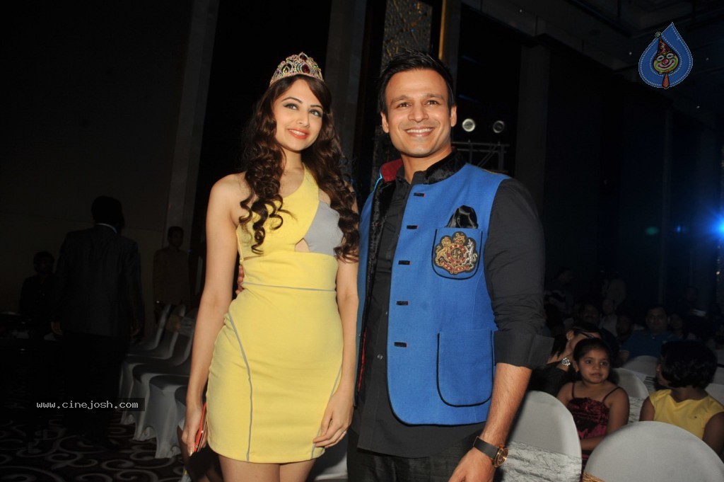 Celebs at Samsung Galaxy S4 Launch - 37 / 58 photos