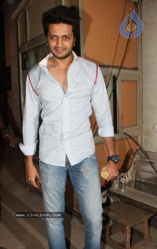 Celebs at Shahrukh Khan Holi party - 1 / 50 photos