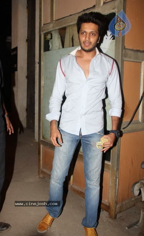Celebs at Shahrukh Khan Holi party - 48 / 50 photos