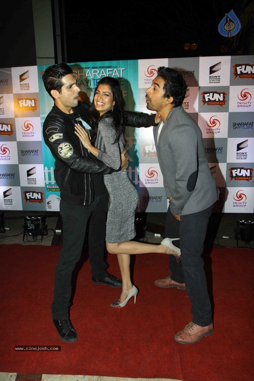 Celebs at Sharafat Gayi Tel Lene Premiere - 29 / 60 photos