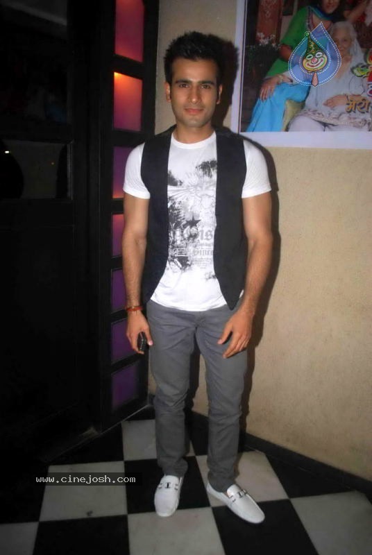 Celebs at Siddharth Malhotra Birthday Party - 2 / 39 photos