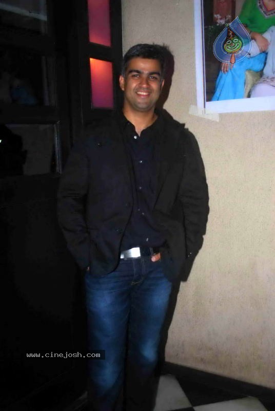 Celebs at Siddharth Malhotra Birthday Party - 33 / 39 photos