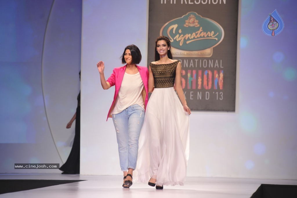 Celebs at Signature International Fashion Week 2013 - 18 / 132 photos