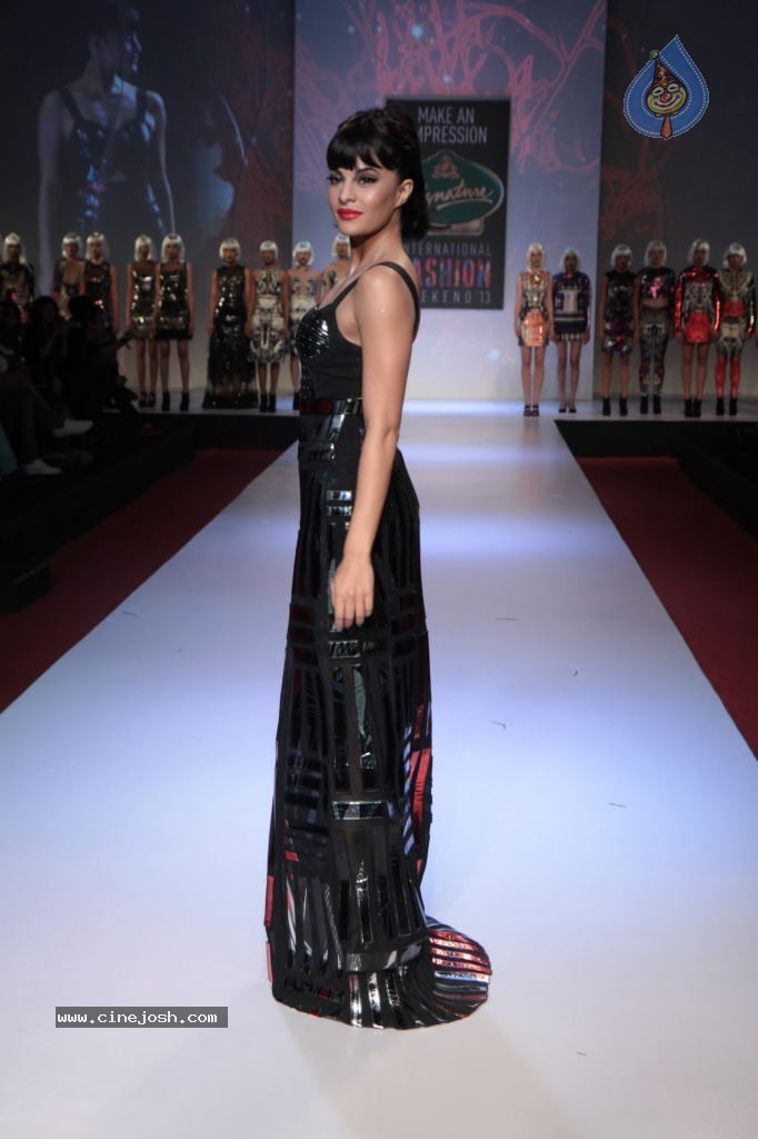Celebs at Signature International Fashion Week 2013 - 43 / 132 photos