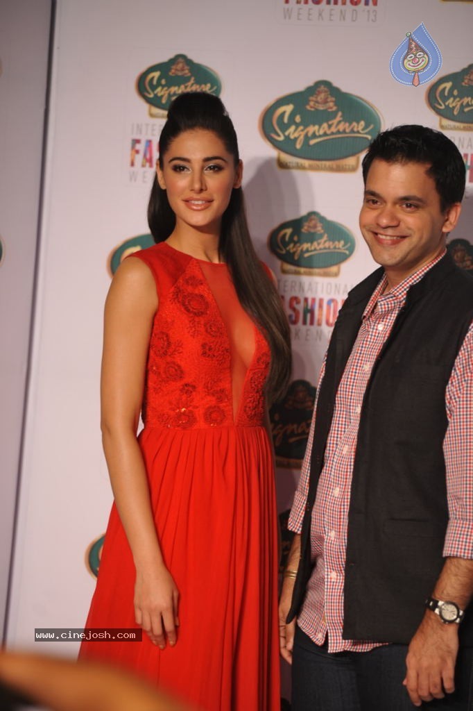 Celebs at Signature International Fashion Week 2013 - 49 / 132 photos