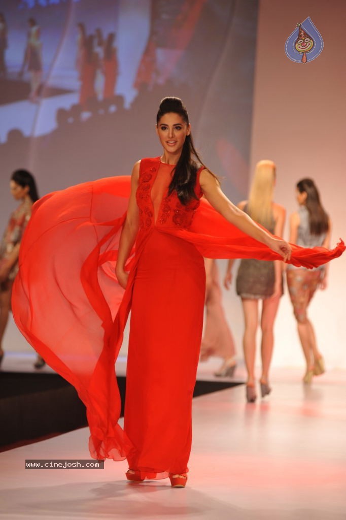 Celebs at Signature International Fashion Week 2013 - 51 / 132 photos