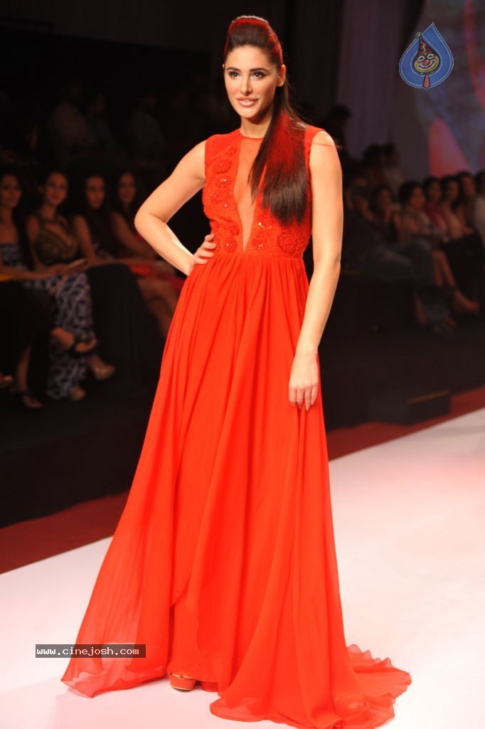 Celebs at Signature International Fashion Week 2013 - 54 / 132 photos