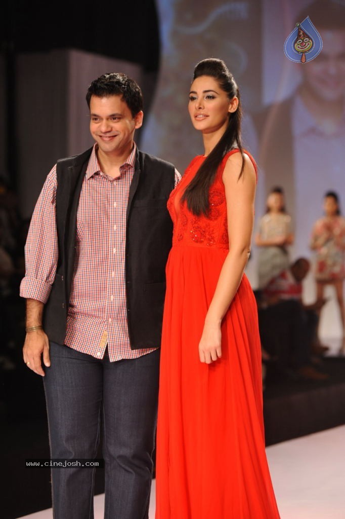 Celebs at Signature International Fashion Week 2013 - 56 / 132 photos