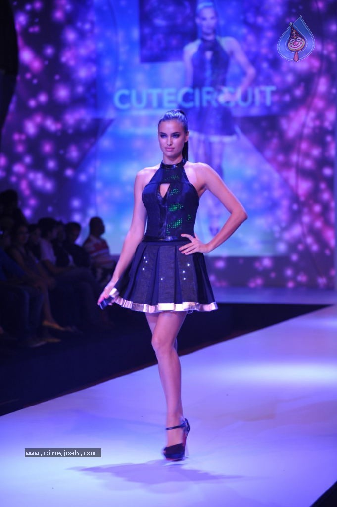 Celebs at Signature International Fashion Week 2013 - 70 / 132 photos
