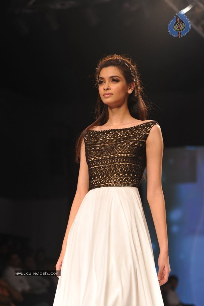 Celebs at Signature International Fashion Week 2013 - 91 / 132 photos