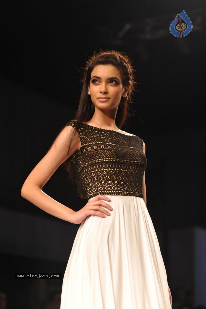Celebs at Signature International Fashion Week 2013 - 110 / 132 photos
