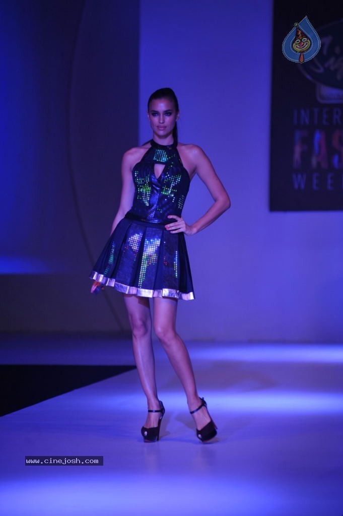 Celebs at Signature International Fashion Week 2013 - 120 / 132 photos